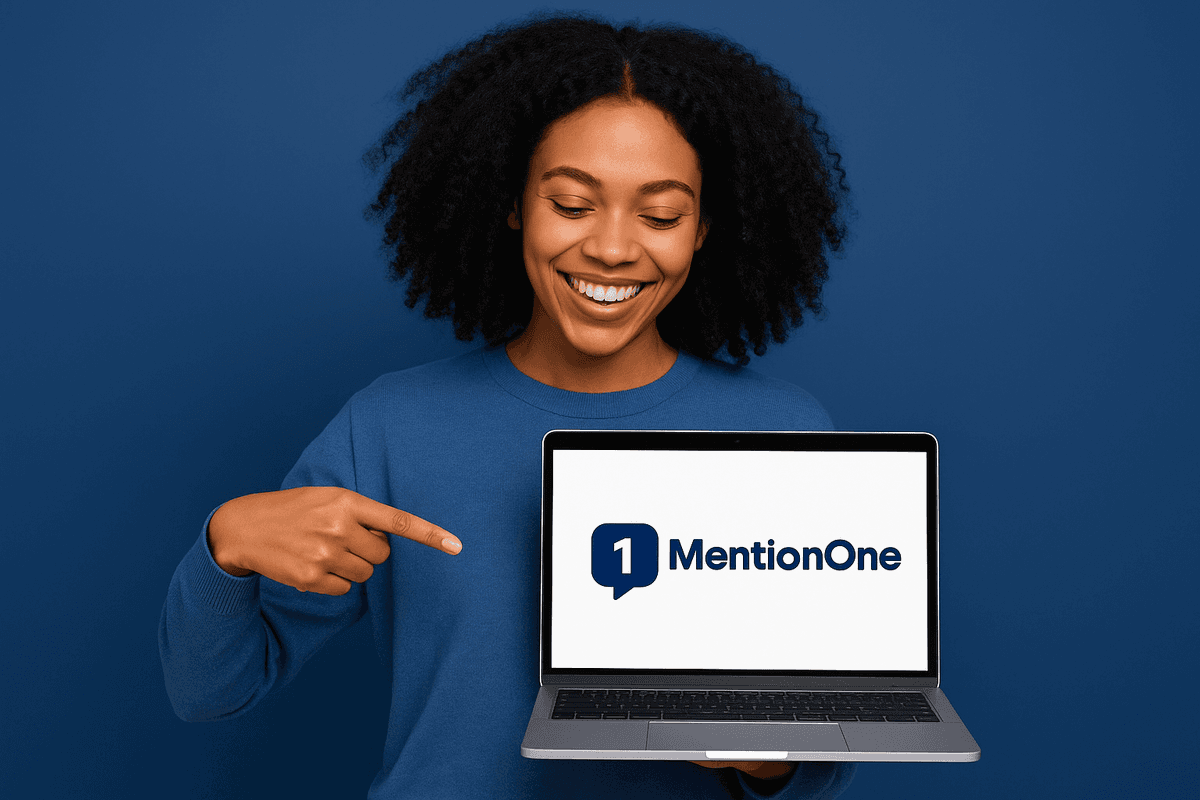 Mulher satisfeita usando MentionOne